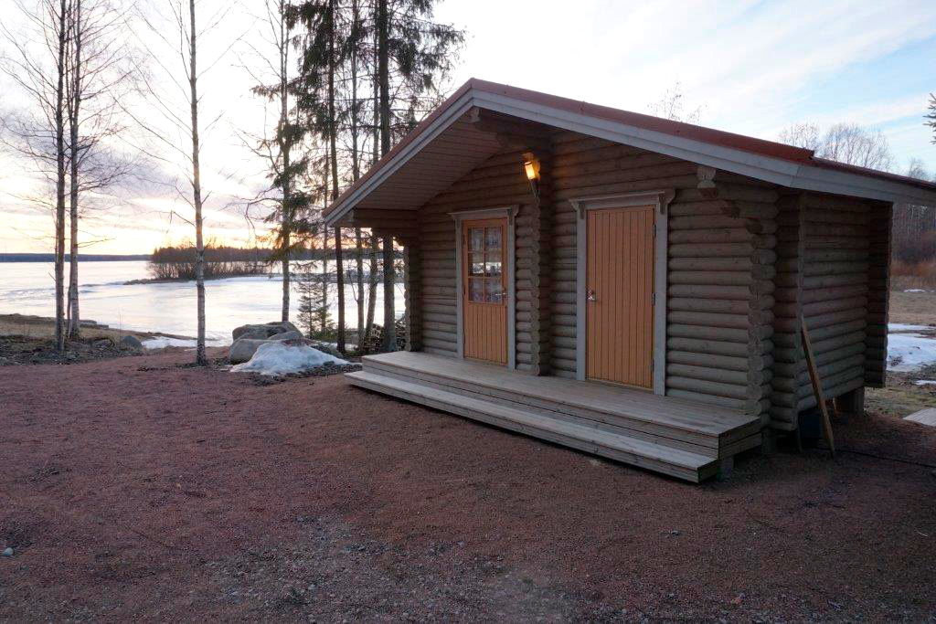 Rantasauna 15-malli ulkoapäin järven rannalla