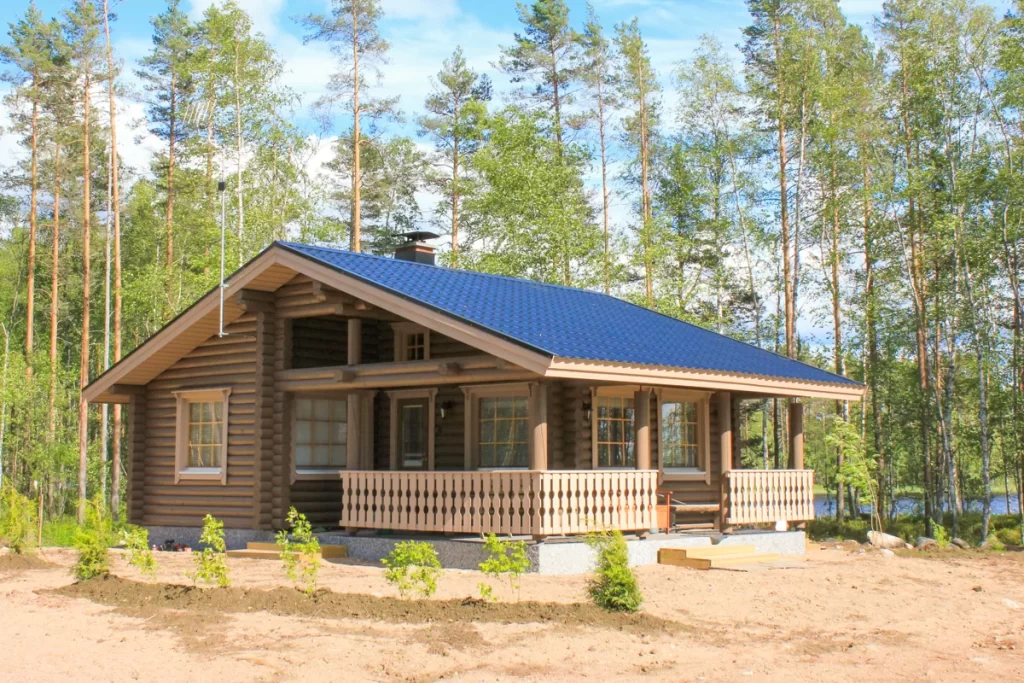 Valmis pyöröhirsi mökki.