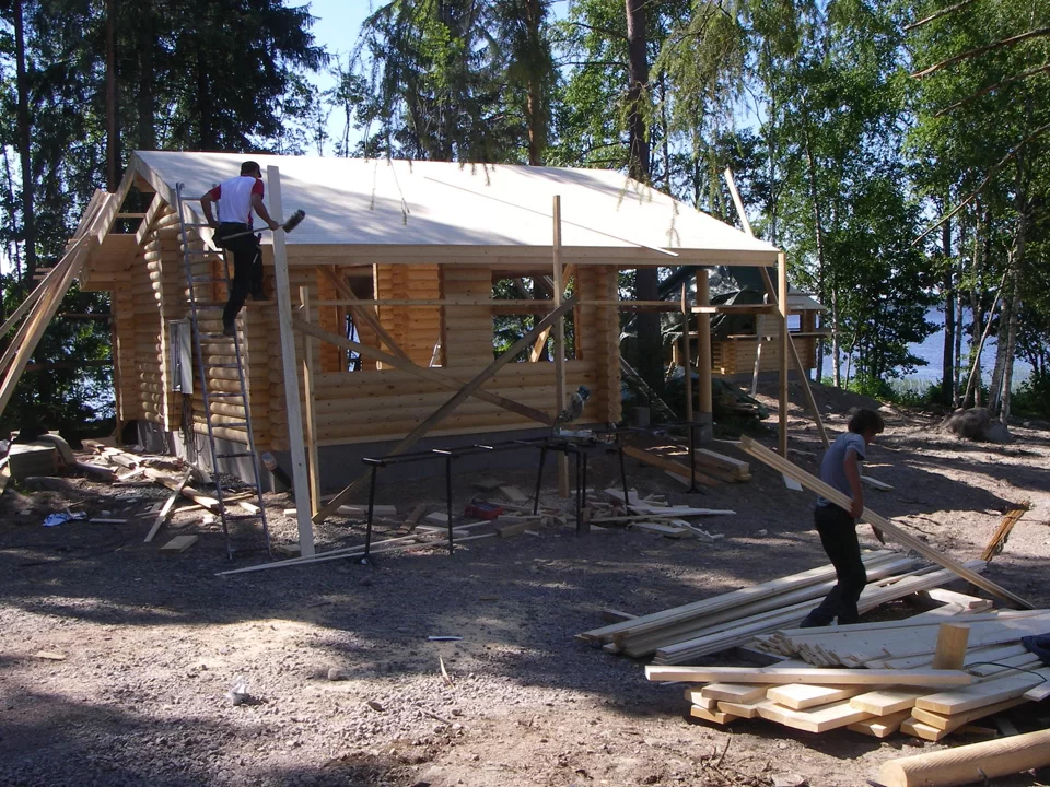 Pyöröhirsikehikon pystytys ja vesikaton aluskate tekeillä rantatontilla.